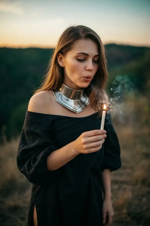 Задувая свечу на природе
