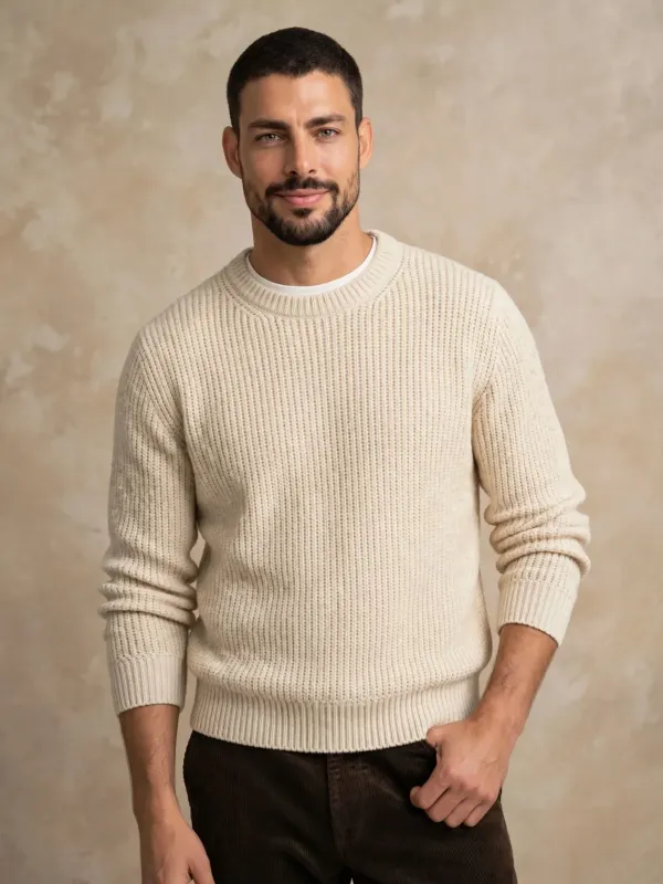 Поясное фото мужского джемпера на нейтральном фоне