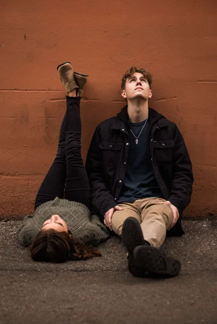 У кирпичной стены