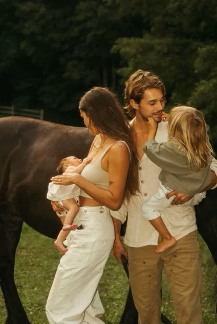 Семья с лошадью