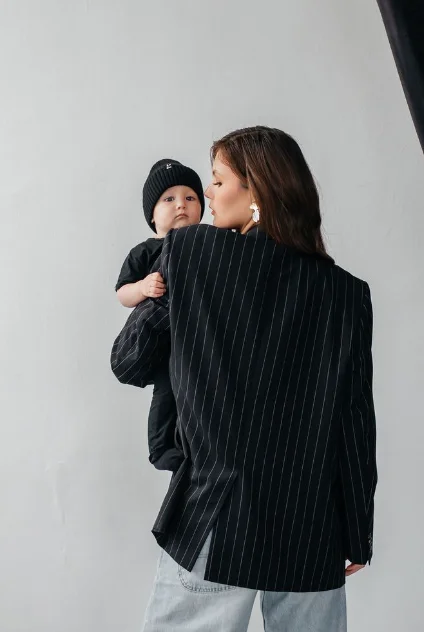 В чёрном блейзере