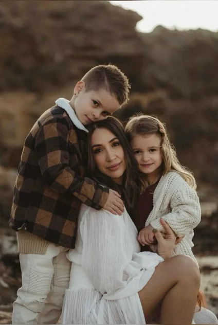 Семья у скал