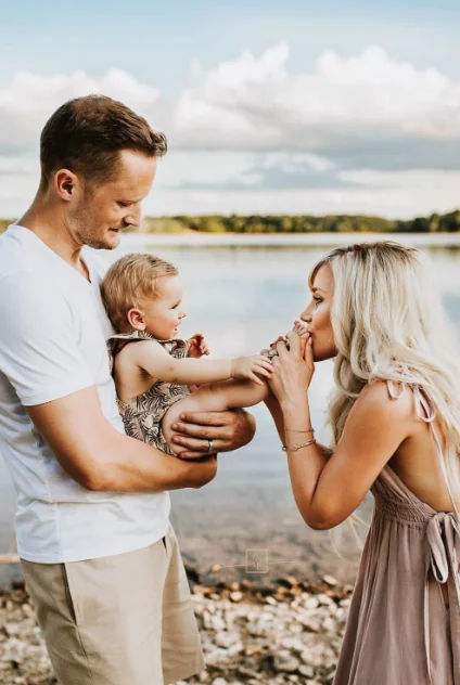 Семья у озера